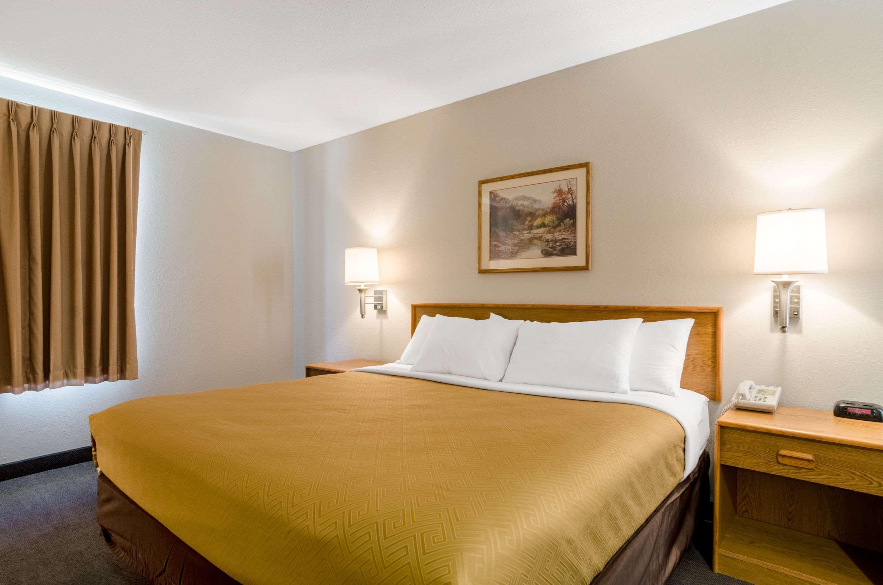 Rodeway Inn Ainsworth Экстерьер фото